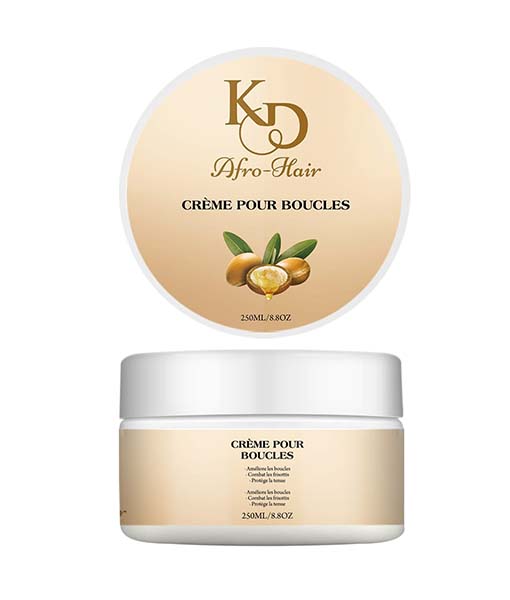 Crème hydratante et définition de boucles